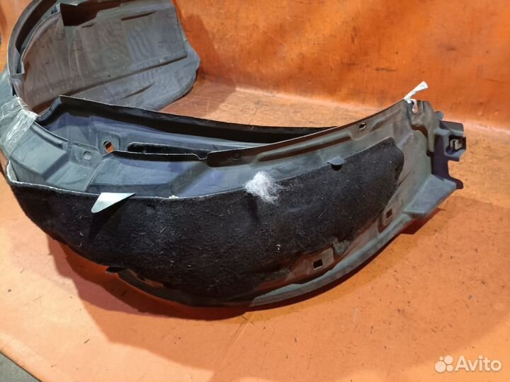 Подкрылок Toyota Avensis AZT250 передний