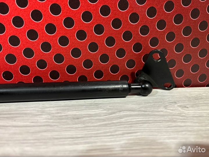 Амортизатор крышки багажника (3-5 двери) Toyota