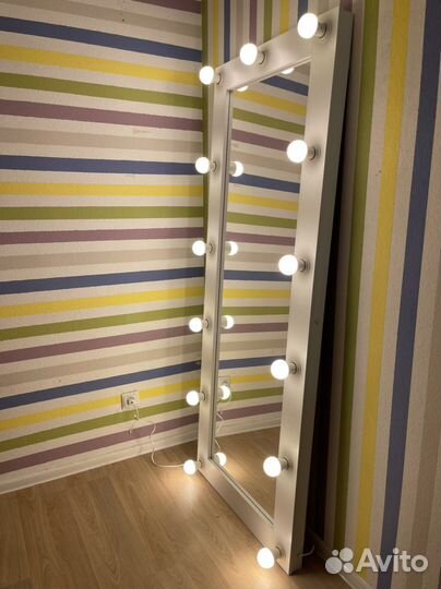 Гримерное зеркало с лампочками