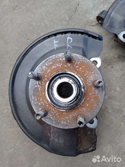 Кулак поворотный ланцер 10 передний