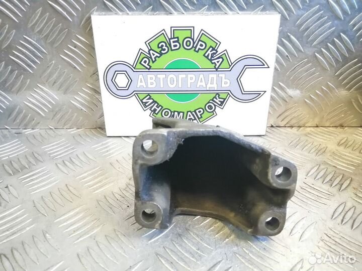 Кронштейн МКПП левый Audi 100 C4 45 кузов 2.3 AAR