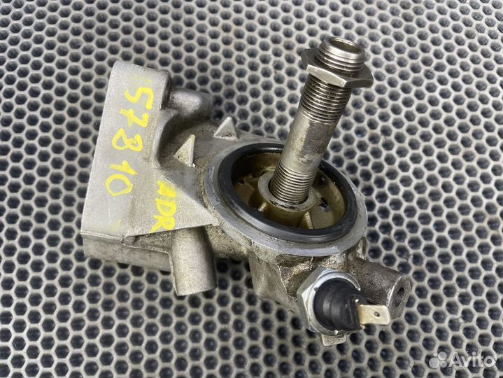 Кронштейн масляного фильтра Volkswagen Passat 3B5