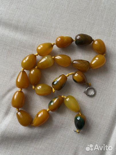 Брошь, серьги, бусы