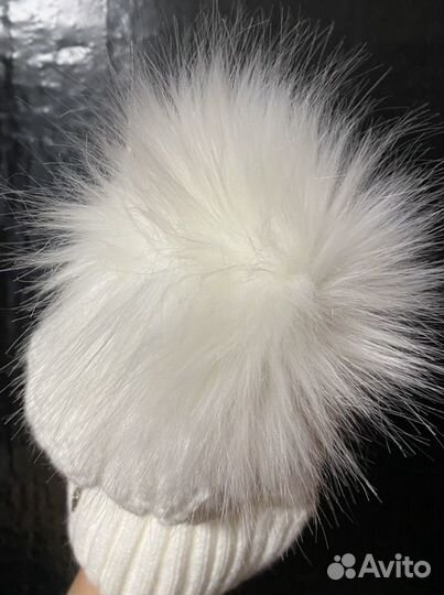 Натуральная белая теплая шапка женская с помпоном