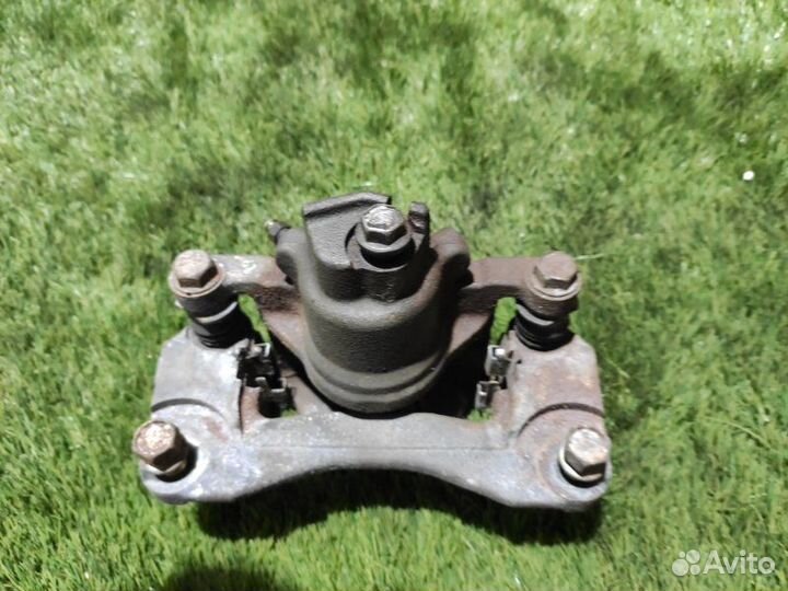 Суппорт тормозной задний левый Subaru Legacy BH5