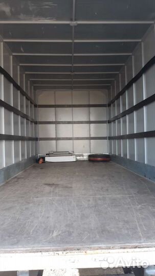 Водитель на своем грузовом автомобиле