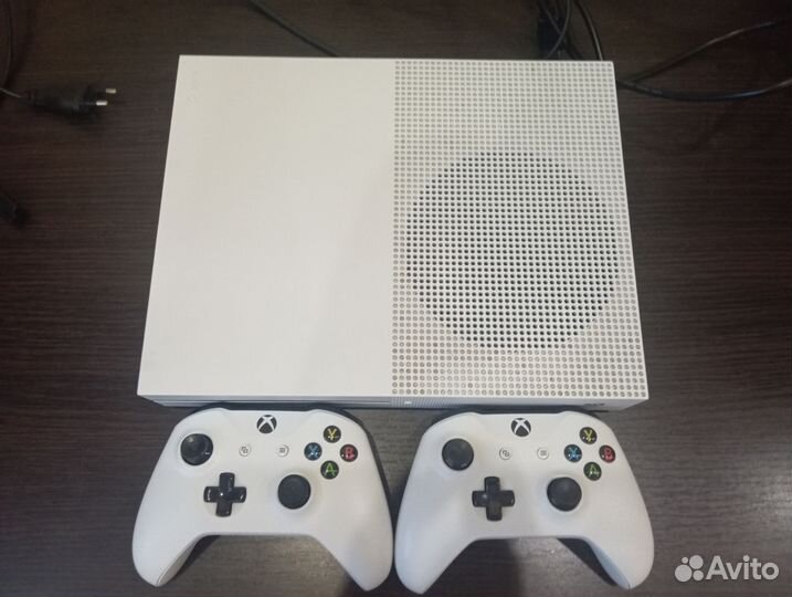 Xbox One s 2 геймпада