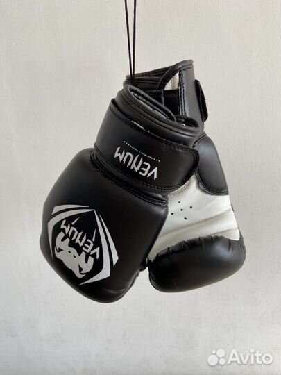 Боксерские перчатки 10 oz venum