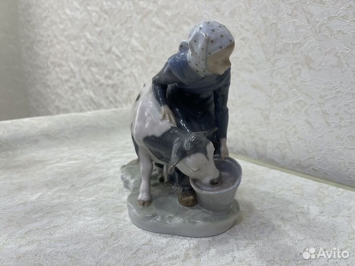 Статуэтка фарфоровая доярка, телятница
