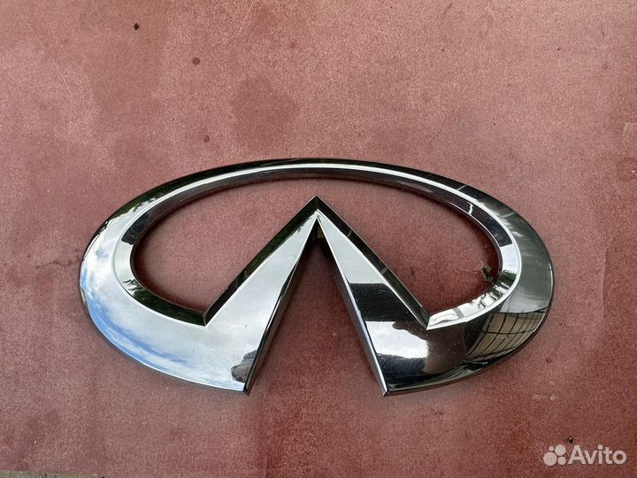 Эмблема решетки радиатора Infiniti Qx70 S51