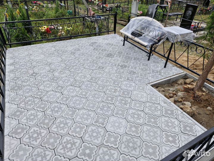 Укладка тротуарной плитки на кладбище