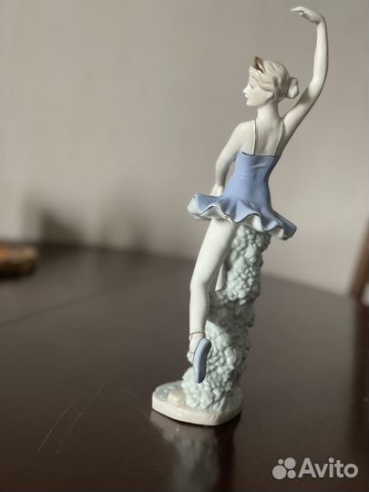 Статуэтка фарфор