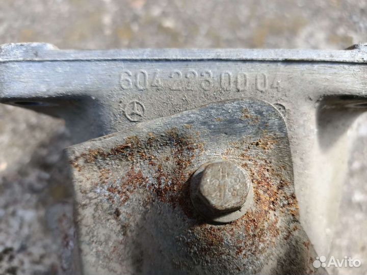 Кронштейн/опора двигателя правая Mercedes w208