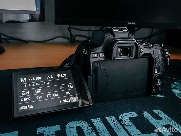 Canon EOS 250d + 18-55mm Kit IS STM