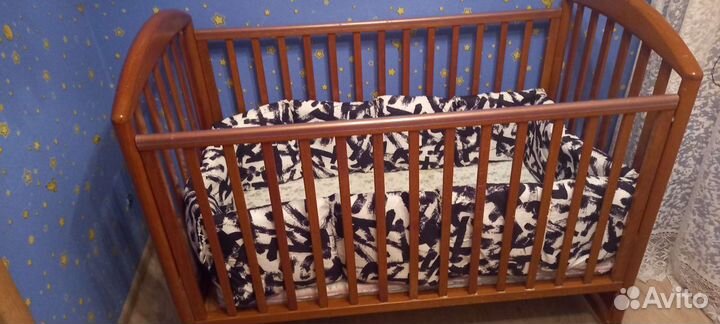 Детская кроватка с маятником