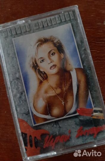 Аудиокассеты с записью, подставка для кассет