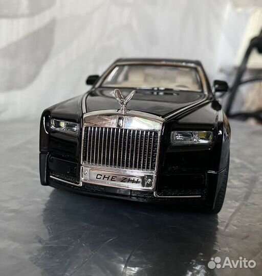 Моделька машины Rolls Royce Phantom