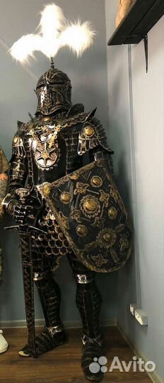 Рыцарь в парадном доспехе-скульптура