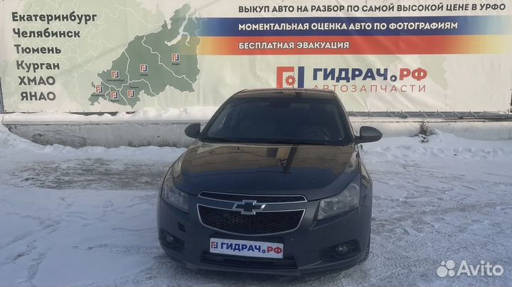 Накладка на торпедо правая Chevrolet Cruze. С торц