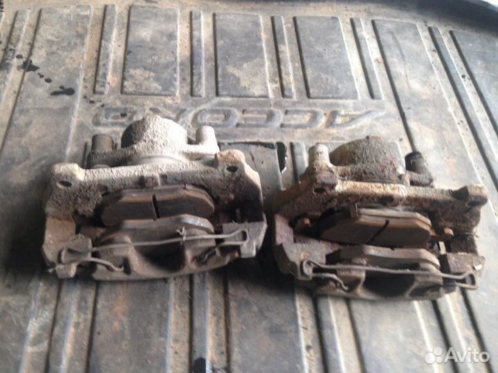 Суппорт тормозной передний Honda Accord 7. 2.4