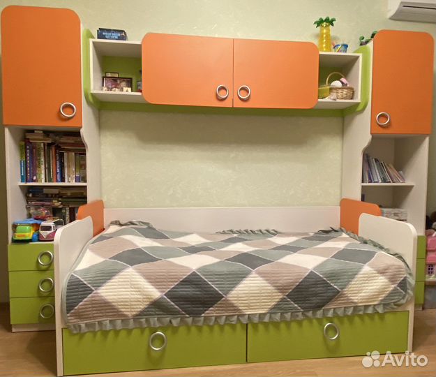 Детская кровать с матрасом и полками
