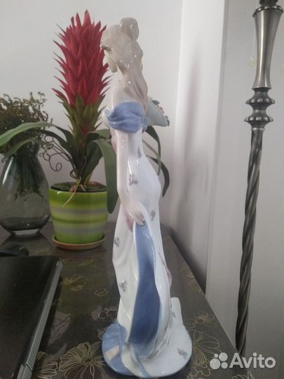 Статуэтка фарфор