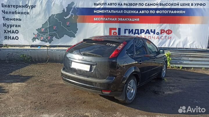 Обшивка двери багажника верхняя правая Ford Focus