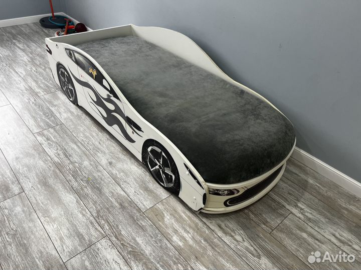 Детская кровать в виде машины