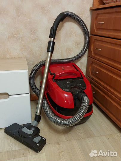 Пылесос Bosch Serie 4 ProAnimal BWD421PET красный