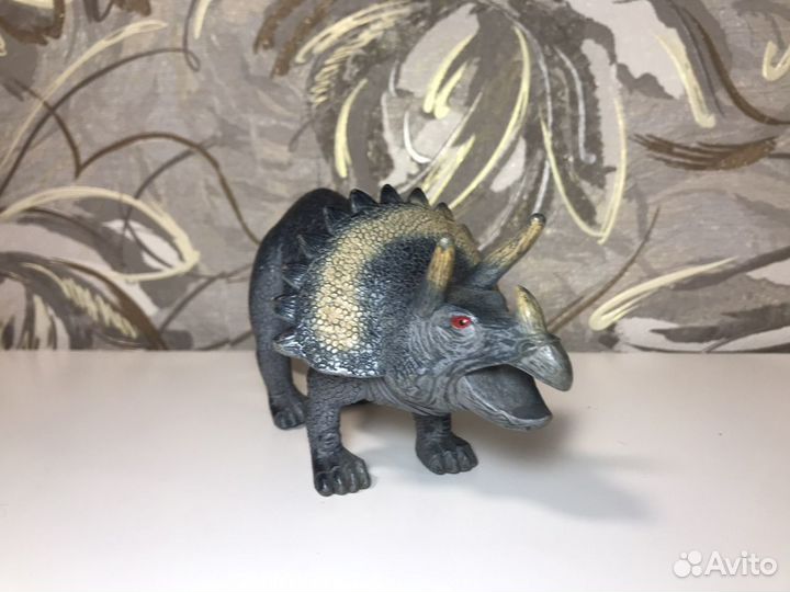 Игрушечный динозавр