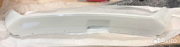 Вставка в верхнюю решетку радиатора 