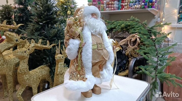 Дед Мороз под ёлку в золотом цвете
