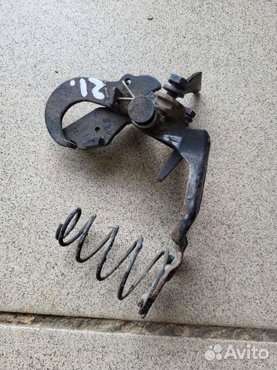 Крючок капота mercedes w210 дорестайлинг