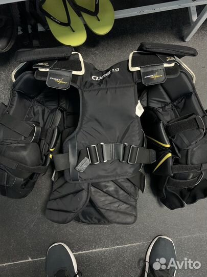 Вратарский нагрудник ccm axis 1.9 sr