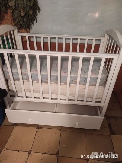 Детская кроватка с продольным маятником