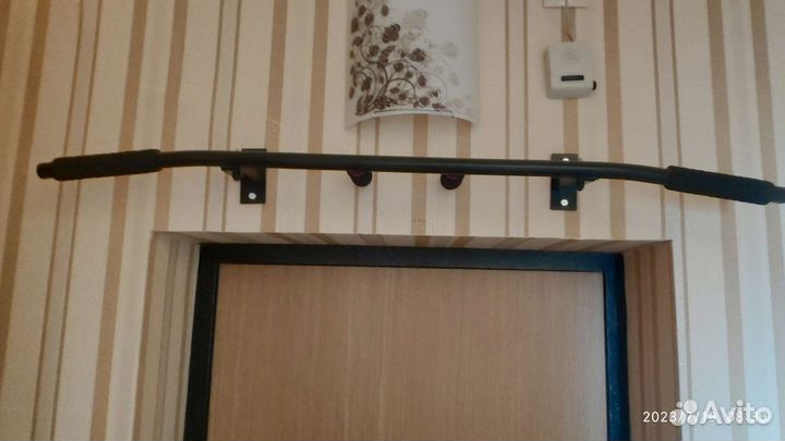 Турник настенный