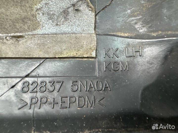 Уплотнитель двери нижний задний левый Infiniti