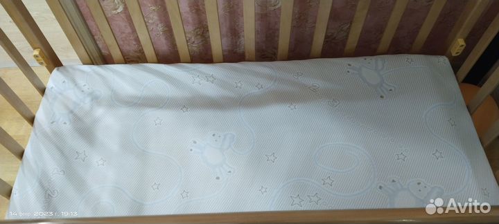 Детская кроватка с маятником