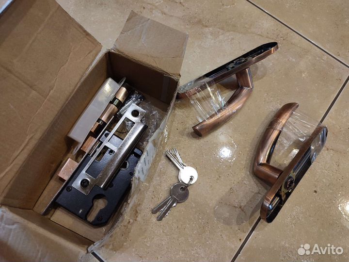 Замок врезной с ручкой