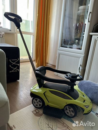 Детская машинка каталка с ручкой