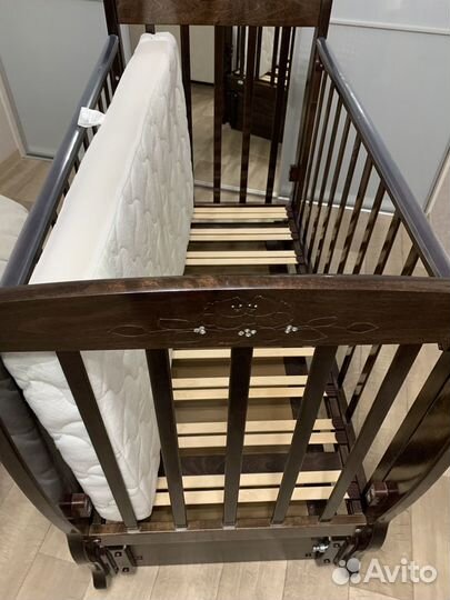 Детская кроватка с продольным маятником с фиксатор