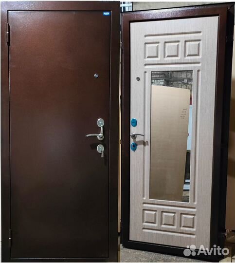 Дверь входная с зеркалом