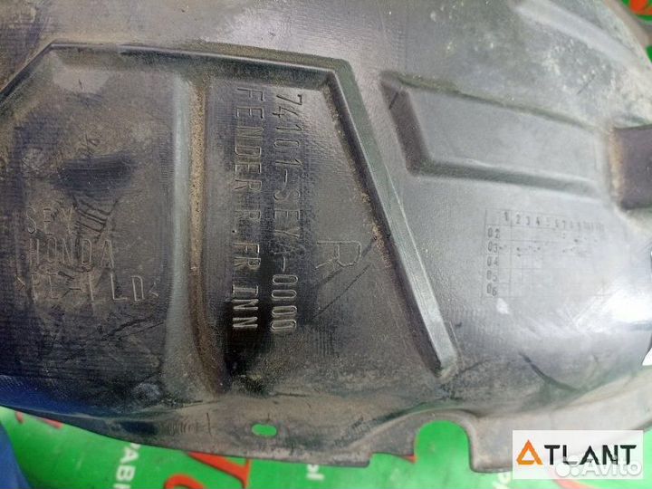 Подкрылок передний правый honda mobilio spike