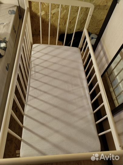 Детская кроватка с поперечным маятником