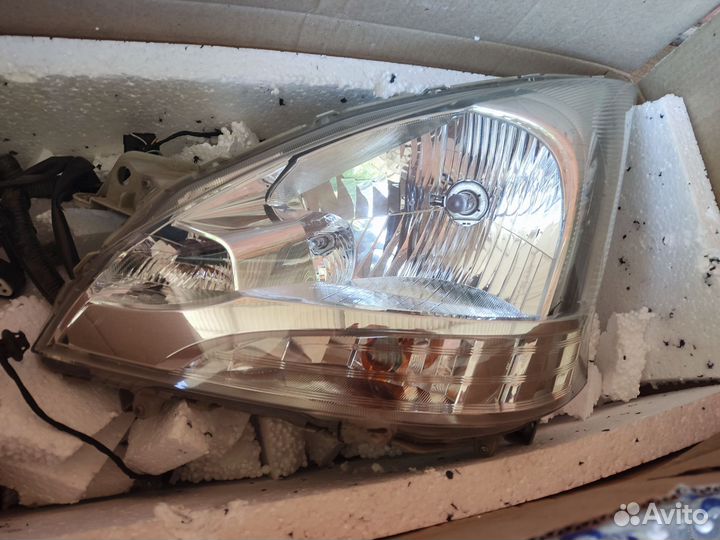 Фары Daihatsu move 2010 г