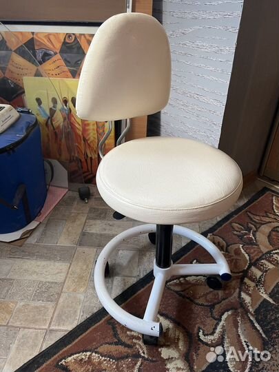 Стул для мастера маникюра