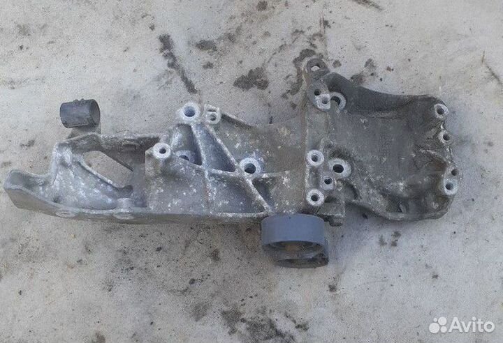 Кронштейн генератора Rеnault Сlio/Symbоl 1998-2008