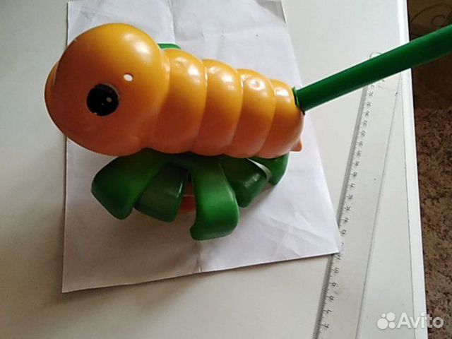 Игрушка гусеница с ручкой на колесах