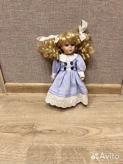 Кукла фарфоровая