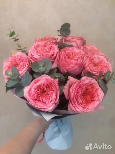 Розовые пионовидные розы в букетах
